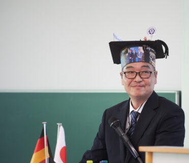 Zum Artikel "Congratulations to Prof. Dr. Ken-ichi Kakimoto!"